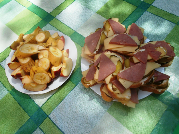 Обои картинки фото еда, бутерброды,  гамбургеры,  канапе, сыр, колбаса, хлеб, бананы, яблоки