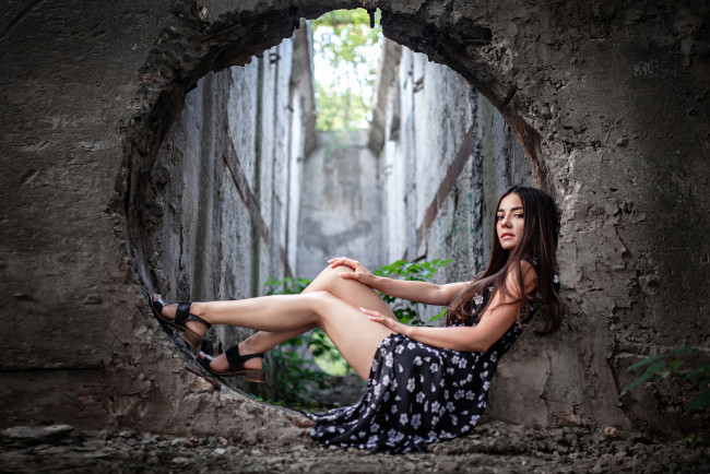 Обои картинки фото девушки, - брюнетки,  шатенки, девушка, сидя, взгляд, на, зрителя