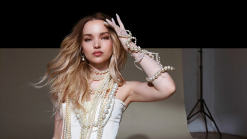 Картинка девушки dove+cameron блондинка платье бусы