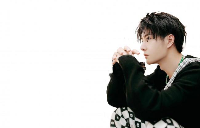 Обои картинки фото мужчины, wang yi bo, актер, певец, толстовка