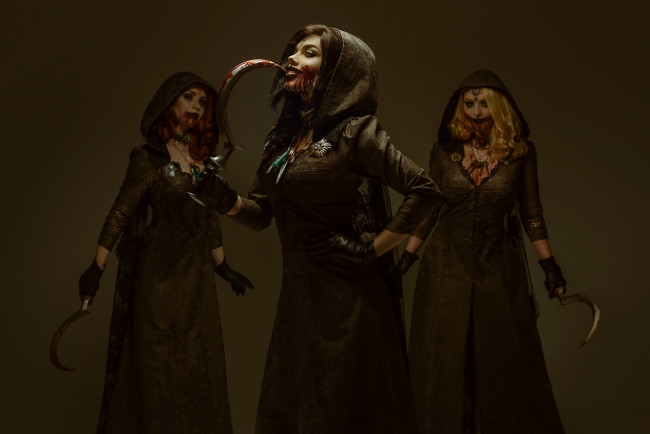Обои картинки фото девушки, - креатив,  косплей, вампиры, плащи, кровь, серпы