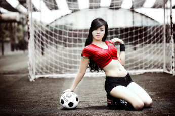 Картинка девушки -+азиатки брюнетка топ шорты мяч ворота