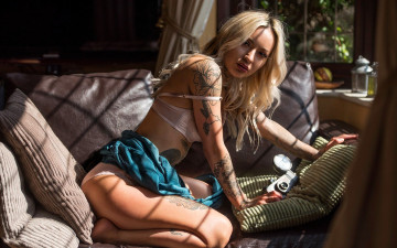 Картинка девушки -+блондинки +светловолосые блондинка белье юбка тату подушки