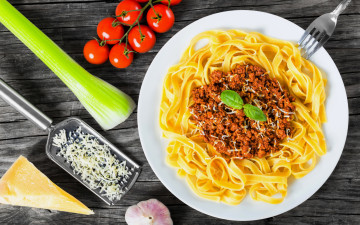 обоя еда, макароны,  макаронные блюда, сельдерей, сыр, чеснок, паста, помидоры