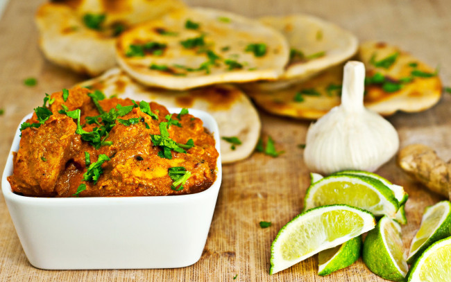 Обои картинки фото еда, мясные блюда, чеснок, мясо, лепешки, лайм