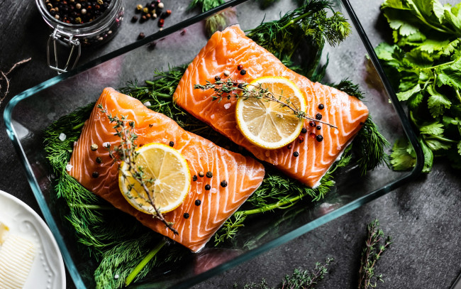 Обои картинки фото еда, рыба,  морепродукты,  суши,  роллы, укроп, петрушка, лосось, лимон, перец