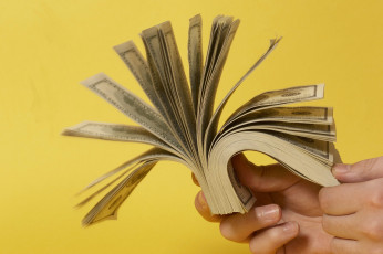 Картинка разное золото купюры монеты доллары рука