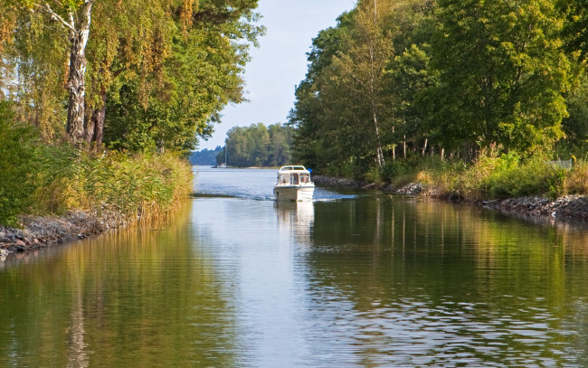 Обои картинки фото швеция, стокгольм, природа, реки, озера, катер, деревья, река