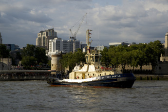 Картинка корабли баркасы+ +буксиры город берег река буксир