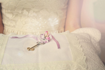 Картинка разное ключи +замки +дверные+ручки цветок лента ключик подушка