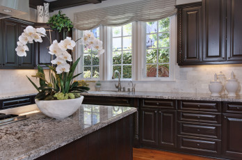 Картинка интерьер кухня уют стиль цветы стол