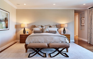 Картинка интерьер спальня стиль светильник люстра подушки