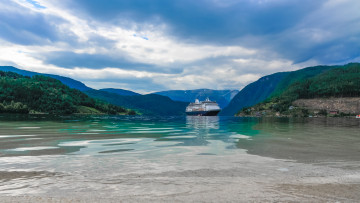 Картинка корабли лайнеры лайнер река деревья горы