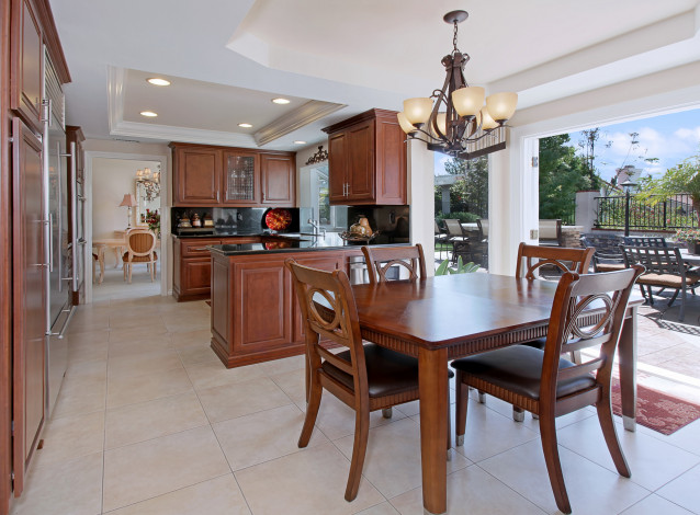 Обои картинки фото интерьер, кухня, цветы, люстры, стиль