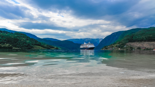 Обои картинки фото корабли, лайнеры, лайнер, река, деревья, горы