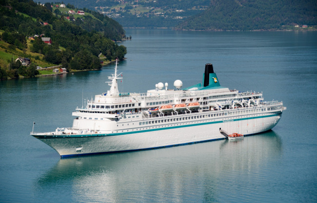 Обои картинки фото корабли, лайнеры, river, liner, река, лайнер