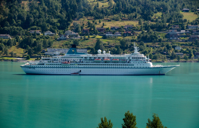 Обои картинки фото корабли, лайнеры, river, liner, река, лайнер