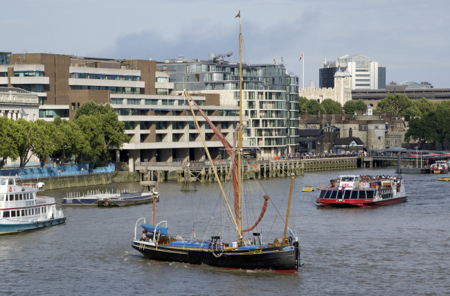 Обои картинки фото корабли, разные вместе, берег, город, прогулочный, лайнер, парусник