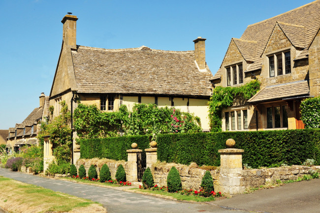 Обои картинки фото broadway  англия, города, - здания,  дома, broadway, англия, дома, улица, кусты, ландшафт