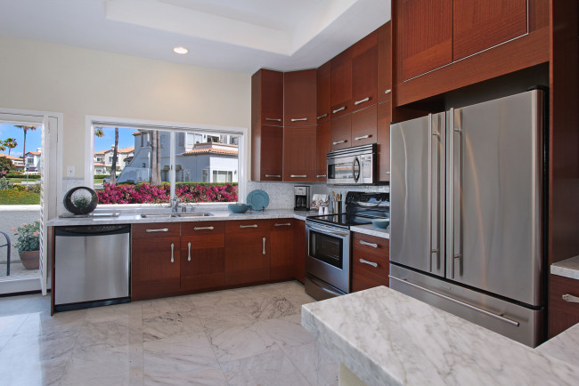 Обои картинки фото интерьер, кухня, стиль, цветы, люстры