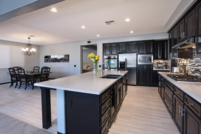 Обои картинки фото интерьер, кухня, стиль, цветы, люстры