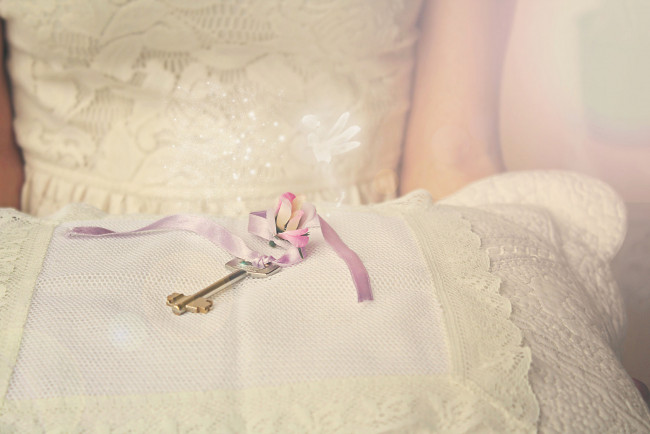 Обои картинки фото разное, ключи,  замки,  дверные ручки, цветок, лента, ключик, подушка