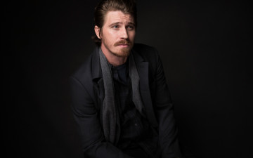 Картинка мужчины -+unsort черный фон sundance для фильма актер mudbound фотосессия garrett hedlund пиджак 2017 шарф портрет гаррет хедлунд taylor jewell