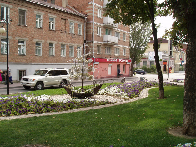 Обои картинки фото кораблик, города, - улицы,  площади,  набережные, город, памятник, скульптура, исторические достопримечательности, культурные достопримечательности, арт-объекты, корабль, культурные и исторические достопримечательности, достопримечательности