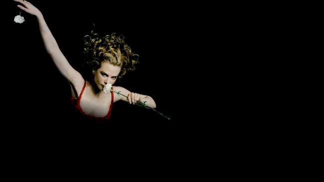 Обои картинки фото девушки, nicole kidman, блондинка, актриса, цветы, гвоздики