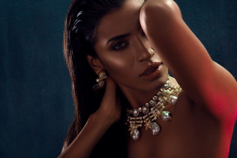 обоя priyanka karunakaran, девушки, priyanka, karunakaran, bollywood, девушка, красавица, индианка, индия, красотка, актриса, модель, брюнетка, смуглая, темнокожая, наряд, макияж