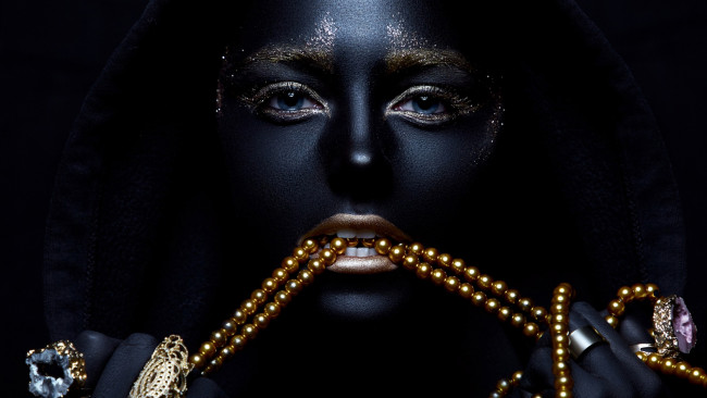 Обои картинки фото девушки, - креатив,  косплей, чёрный, цвет, креатив, боди-арт, cosplay, брюнетка, девушка, модель, макияж, причёска, взгляд