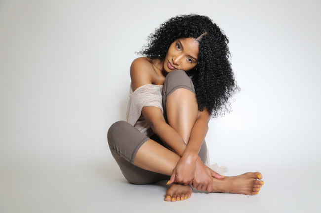 Обои картинки фото noree victoria, девушки, - темнокожие, noree, victoria, девушка, модель, мулатка, брюнетка, кудри, поза, красотка, сексуальная, взгляд, макияж