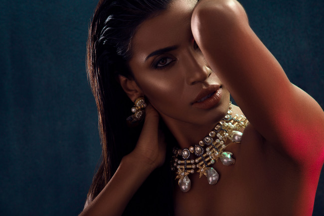 Обои картинки фото priyanka karunakaran, девушки, priyanka, karunakaran, bollywood, девушка, красавица, индианка, индия, красотка, актриса, модель, брюнетка, смуглая, темнокожая, наряд, макияж