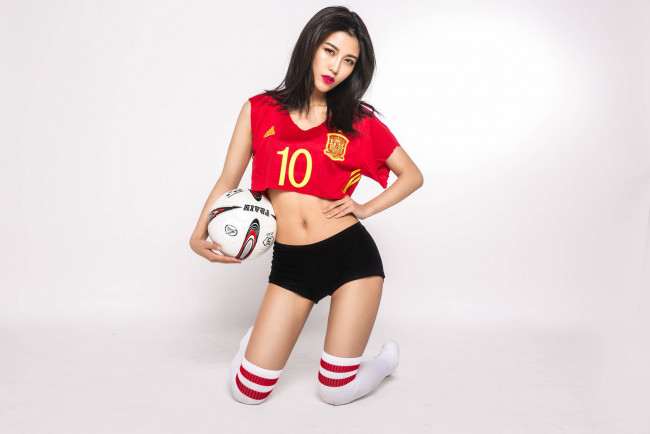 Обои картинки фото девушки, - брюнетки,  шатенки, мяч, брюнетка