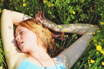 Картинка девушки -+лица +портреты рыжая лицо трава