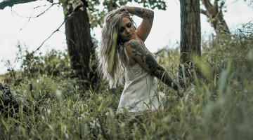 Картинка девушки -+блондинки +светловолосые блондинка белье тату трава