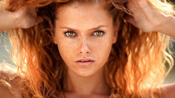 Картинка девушки юлия+ярошенко рыжие волосы взгляд веснушки портрет