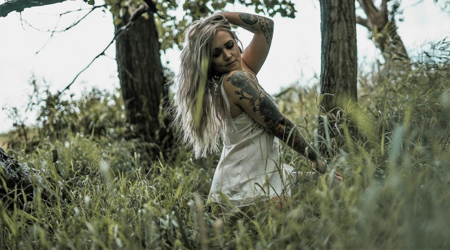 Обои картинки фото девушки, - блондинки,  светловолосые, блондинка, белье, тату, трава