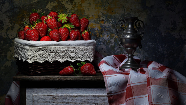 Обои картинки фото еда, клубника,  земляника, корзинка, крупная, спелая