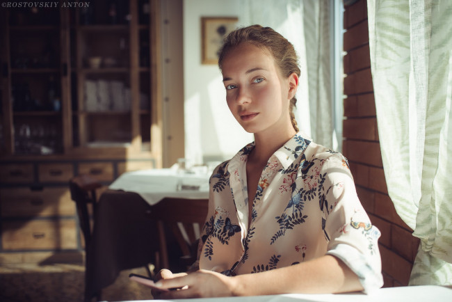 Обои картинки фото девушки, - блондинки,  светловолосые, блондинка, рубашка, комната, наталья, андреева