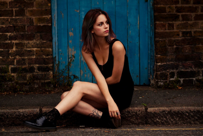 Обои картинки фото девушки, ксения кокорева, поза, тату