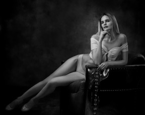 Картинка девушка+-+girl девушки -+черно-белые девушка женщина блондинка светловолосая сексуальная модель звезда позирует разная обувь верхняя стильная одежда нижнее эротическое бельё трусы лифчик колготки чулки аксессуары макияж и множество элементов на фотографии