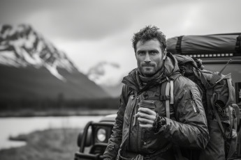 Картинка мужчины -unsort черно белое люди бездорожье приключения за рулем автомобиль внeдoрoжник кoфe рюкзак