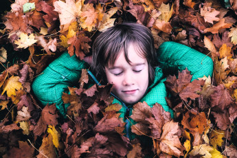 Картинка разное дети девочка осень куртка листья