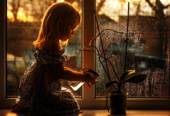 Картинка разное дети девочка платье цветок окно дождь подоконник