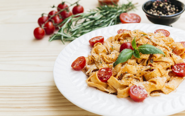 Обои картинки фото еда, макароны,  макаронные блюда, розмарин, паста, базилик