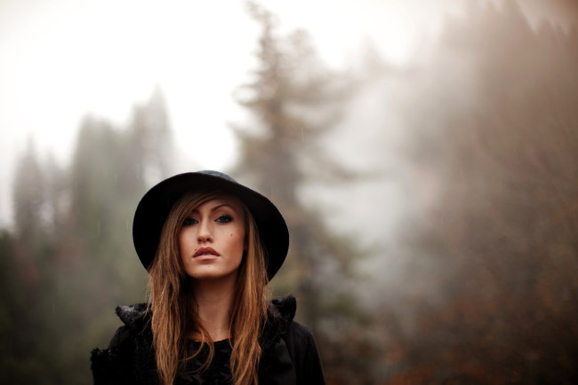 Обои картинки фото девушки, - лица,  портреты, русая, лицо, шляпа, лес, туман