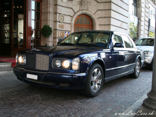 Картинка автомобили выставки уличные фото