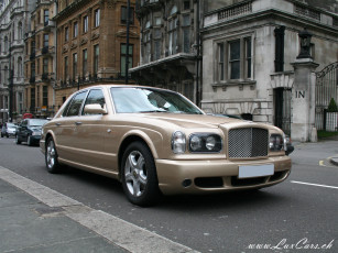 Картинка автомобили выставки уличные фото