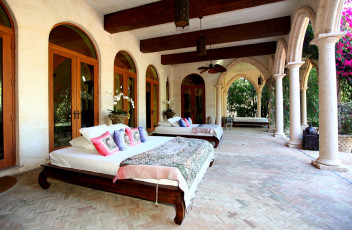 Картинка интерьер веранды террасы балконы подушки вентилятор кровати колонны